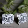 Aretes tipo botón con fecha del calendario maya Tzolk’in