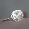 Anillo con un glifo del Tzolkin
