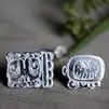 Aretes tipo botón con la fecha de la rueda del calendario maya