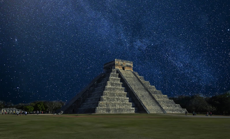 La pirámide maya de Kukulkán en el sitio de Chichén Itzá, México, bajo un cielo estrellado. Las mismas estrellas que los sacerdotes mayas observaban para elaborar su calendario.