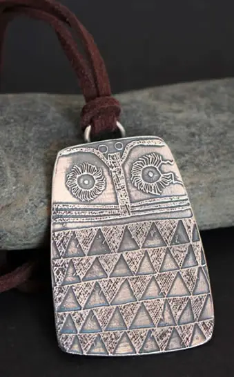 Dije Búho neolítico, originario de la Edad del Cobre española, mensajero del conocimiento lunar y nocturno para los celtas.