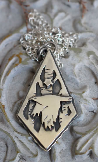 Dije Instinto con un cuervo, que encarna la potencia de los dioses de la guerra y la caza.