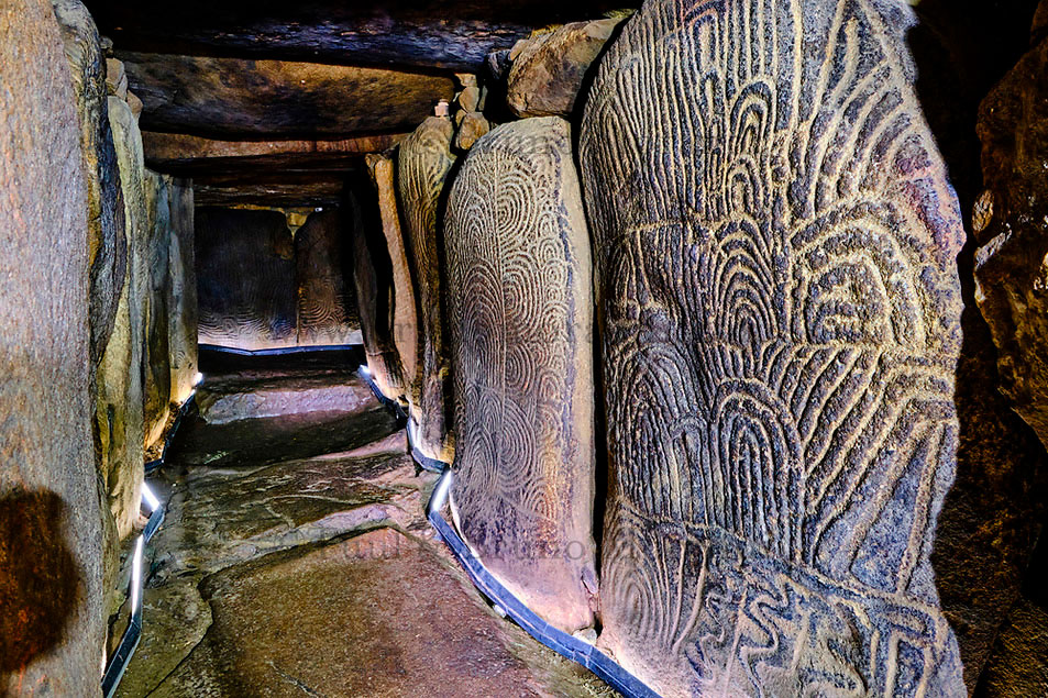 Pasillo del Cairn de Gavrinis, cuyas paredes están cubiertas de motivos como espirales.