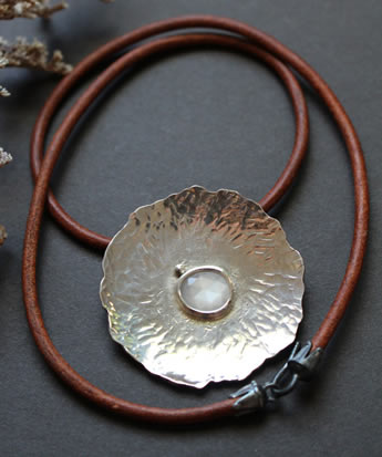 Dije de nenúfar a la luz de la luna