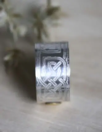 Anillo Stonehenge con nudos celtas entrelazados