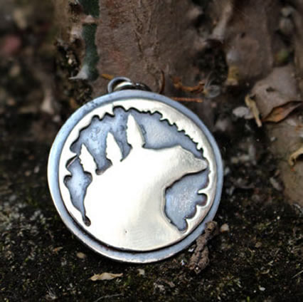 Collar Estoy en casa en todas partes... con un oso, que encarnaba las cualidades de fuerza, valor, invencibilidad y virilidad entre los celtas