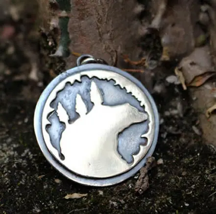 Collar Estoy en casa en todas partes... con un oso, que encarnaba las cualidades de fuerza, valor, invencibilidad y virilidad entre los celtas