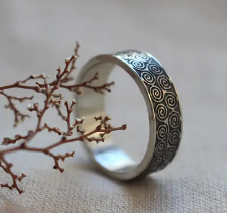 Anillo Trisquel inspirado en el motivo celta