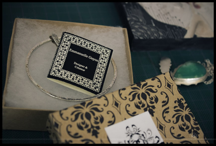 Preparación del paquete de joyas para el envío.