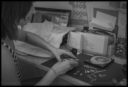 Sellado del paquete para el envío de joyas.