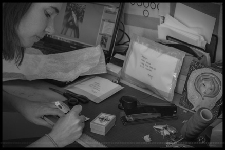 Escribir la dirección para enviar el paquete de joyas.