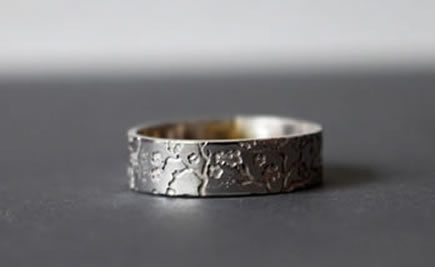 Anillo japonés Misao, grabado con ramas de cerezo en flor.