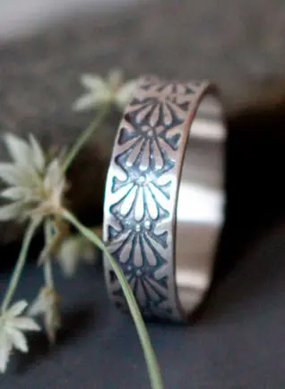 Anillo grabado Dalia
