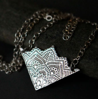 Collar flores de la vida que representa un mandala de loto