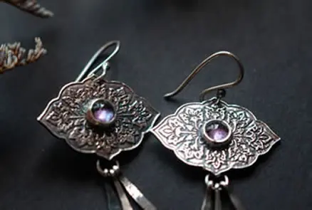 Aretes Magnolia en plata y alejandrita