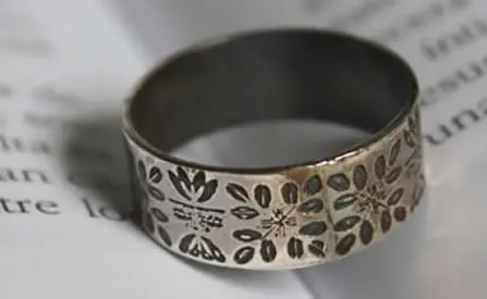Anillo Flores del Nilo que evoca las distintas formas del papiro