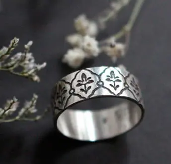 Anillo de plata grabado con iris