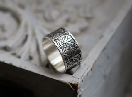 Nuestro anillo de plata grabado con los lirios de Mucha