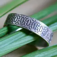 Anillo Tranquilidad con flores de hortensia