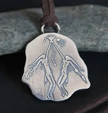 Collar reproducción de una pintura rupestre aborigen