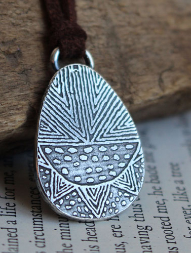 Collar que reproduce un riji aborigen