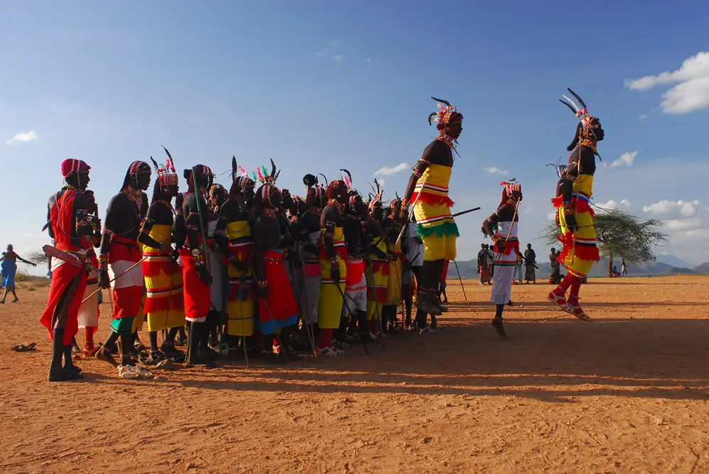 Danza y trajes tradicionales de una tribu africana en contexto ceremonial