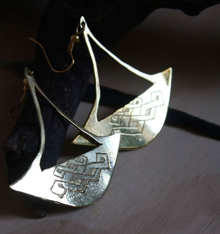aretes africanos realizados a partir del modelo de un hacha Katanga
