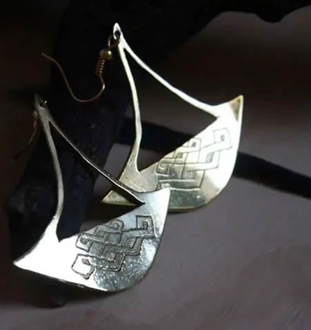 Aretes africanos realizados a partir del modelo de un hacha Katanga