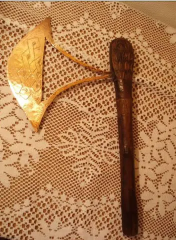 Hacha de cobre Katanga que sirvió de modelo para los aretes