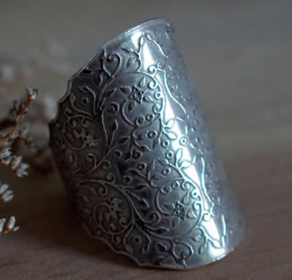 Anillo de plata con arabescos de hiedra que recuerdan el estilo barroco