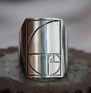 Anillo grabado con la espiral de Fibonacci