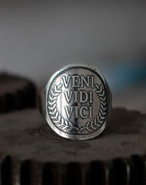 Anillo grabado con la cita Veni Vidi Vici de Julio César