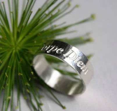 Anillo grabado con la famosa cita Carpe Diem