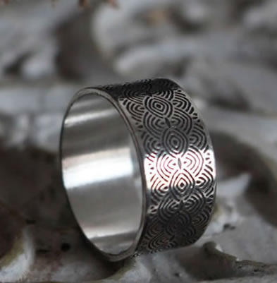 Anillo de plata con espirales que recuerdan las piedras grabadas del Neolítico