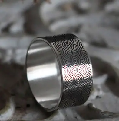 Anillo de plata con espirales que recuerdan las piedras grabadas del Neolítico
