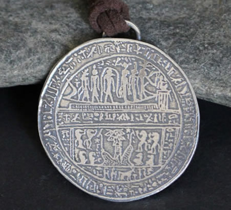 Collar Hipocéfalo de Harnetatf, inspirado en el objeto mortuorio egipcio.