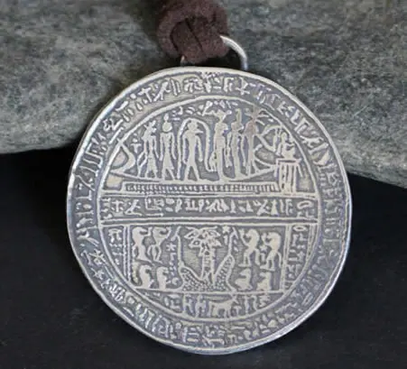 Collar Hipocéfalo de Harnetatf, inspirado en el objeto mortuorio egipcio.