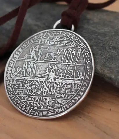Collar Hipocéfalo de Djed-Hor, inspirado en el objeto mortuorio egipcio.
