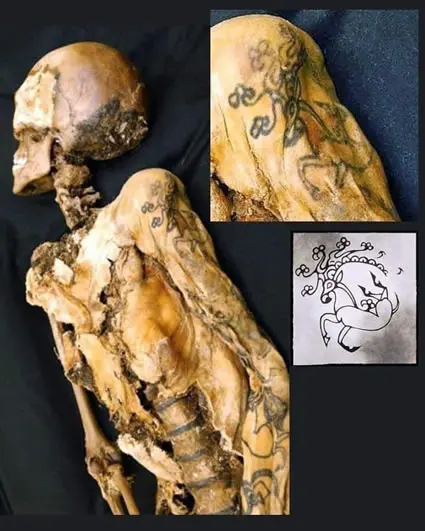 La momia de la princesa de Altái con su tatuaje de ciervo.