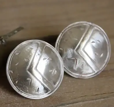 gemelos que reproducen el escudo espartano