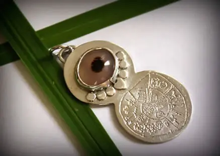 Dije de plata que representa el disco de Festo