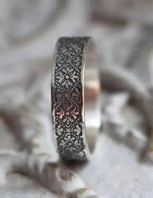 Anillo de plata cuyo estilo evoca la época medieval