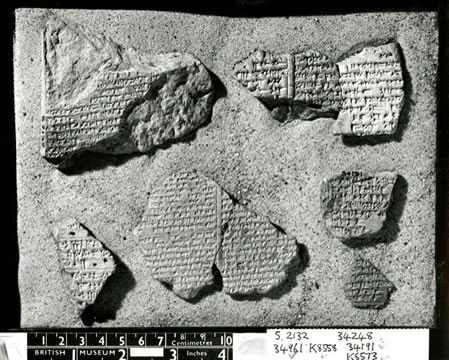 Tablillas cuneiformes mesopotámicas que relatan la épica de Gilgamesh. Hemos utilizado el fragmento en la parte inferior derecha para la creación de nuestro collar.
