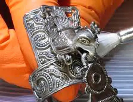 Anillo de plata de la Tumba 7 de Monte Albán, Oaxaca.