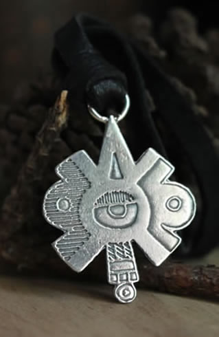 Collar que utiliza el glifo del Códice Borbónico