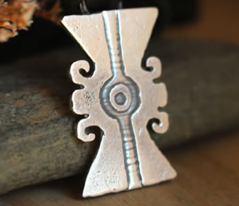 Collar Ollin que muestra una de las representaciones del glifo azteca que significa movimiento.