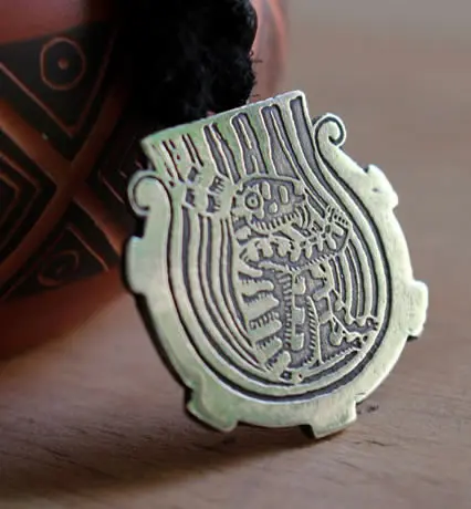 Collar El conejo en la luna que retoma un diseño azteca de la diosa Metztli