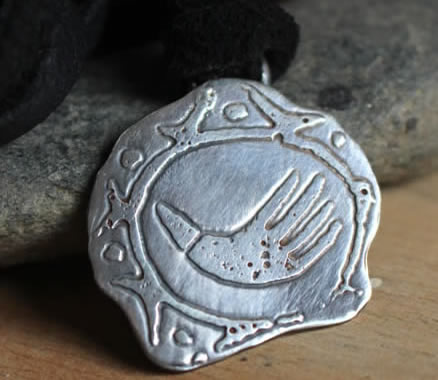 Collar mano olmeca inspirado en el trazo de un sello olmeca