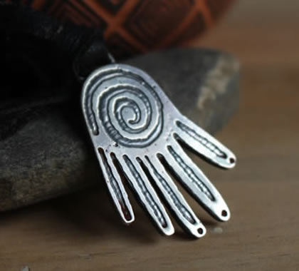 Collar poder creador realizado a partir de un sello olmeca