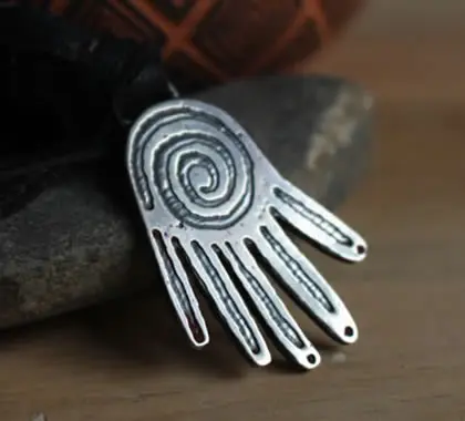 Collar poder creador realizado a partir de un sello olmeca